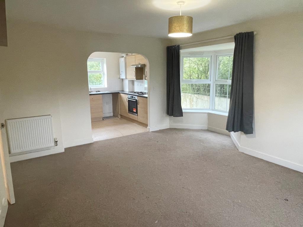Lot: 87 - GROUND FLOOR LEASEHOLD FLAT - Living room with view of kitchen
